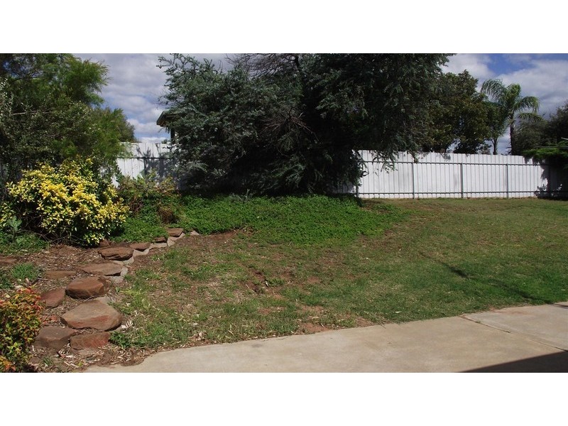 83 East Street, Parkes NSW 2870