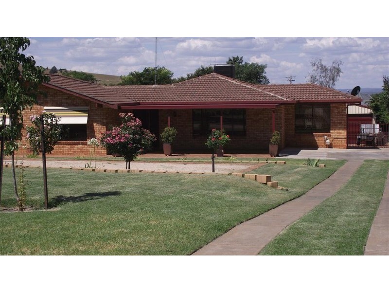 25 Bowditch Cres, Parkes NSW 2870