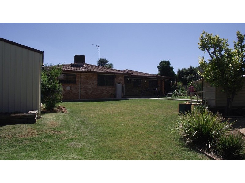 25 Bowditch Cres, Parkes NSW 2870