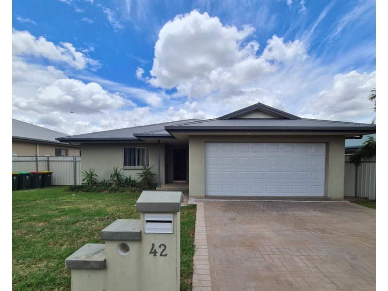 42 Best Street, Parkes NSW 2870