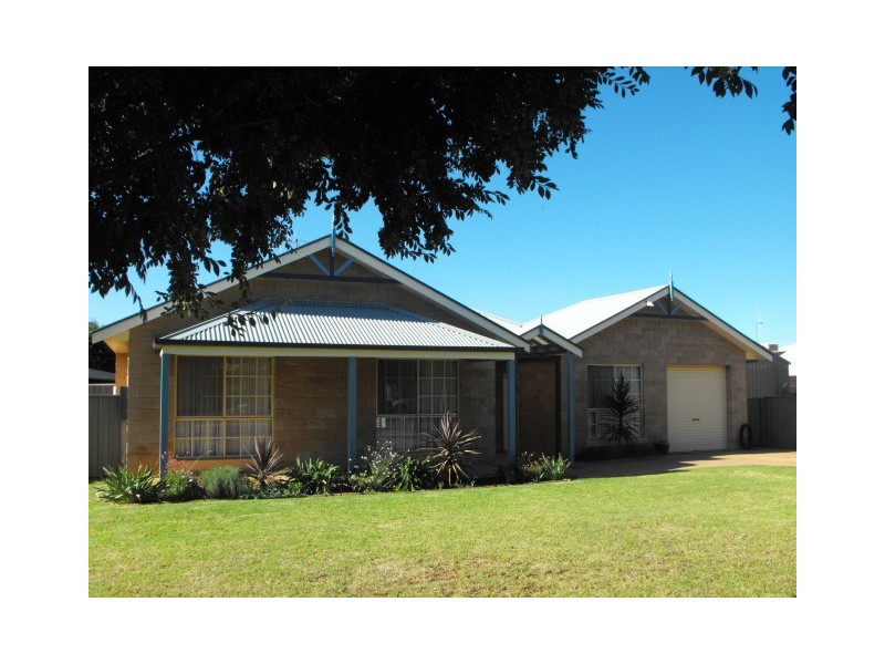 4 Arana Place, Parkes NSW 2870