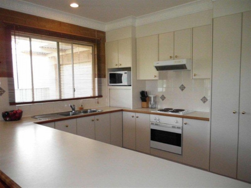 4 Arana Place, Parkes NSW 2870