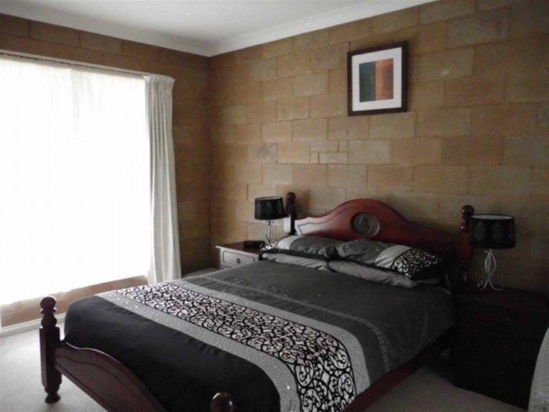 4 Arana Place, Parkes NSW 2870