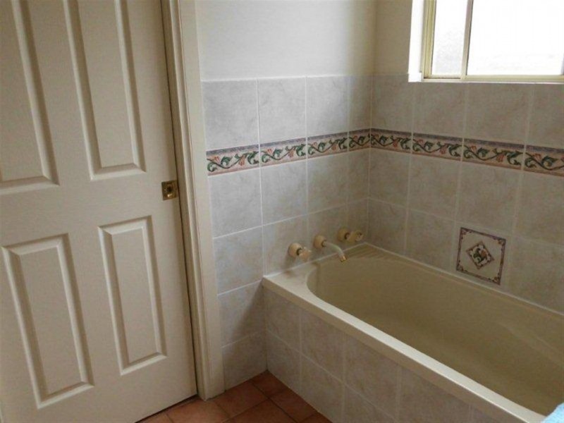 4 Arana Place, Parkes NSW 2870