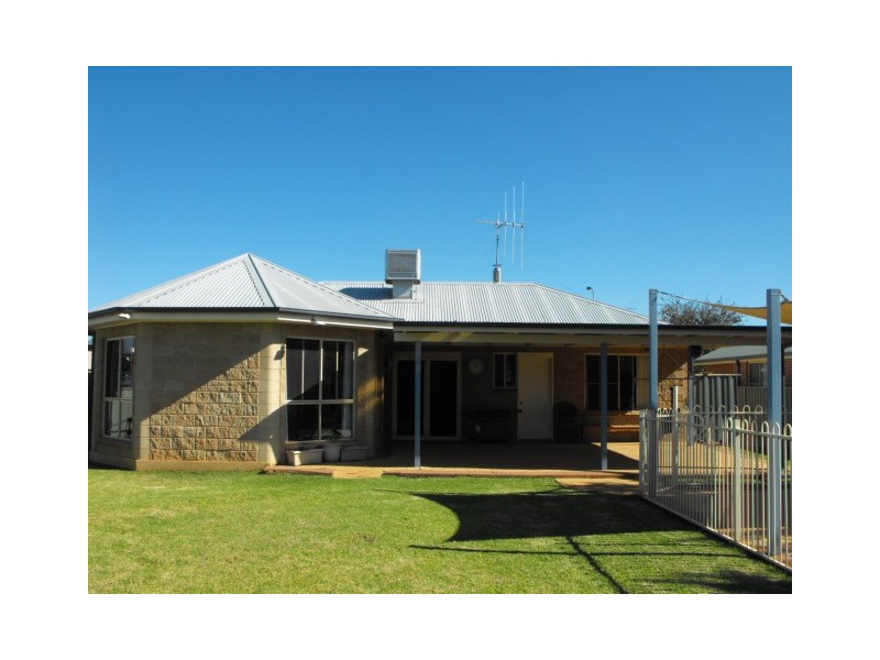 4 Arana Place, Parkes NSW 2870