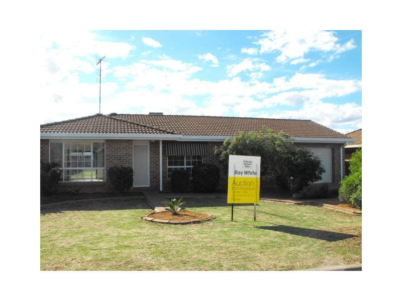 15 Ebelina Cres, Parkes NSW 2870
