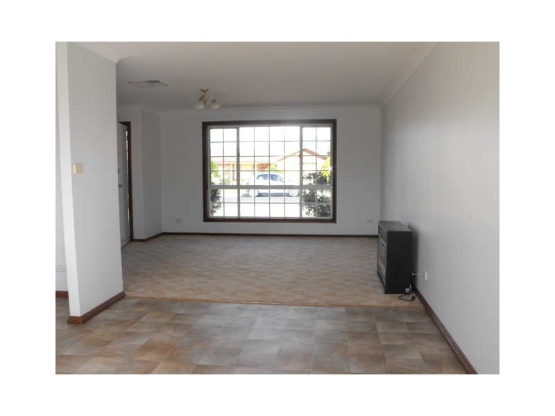 15 Ebelina Cres, Parkes NSW 2870