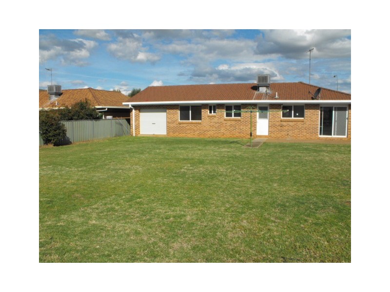 15 Ebelina Cres, Parkes NSW 2870