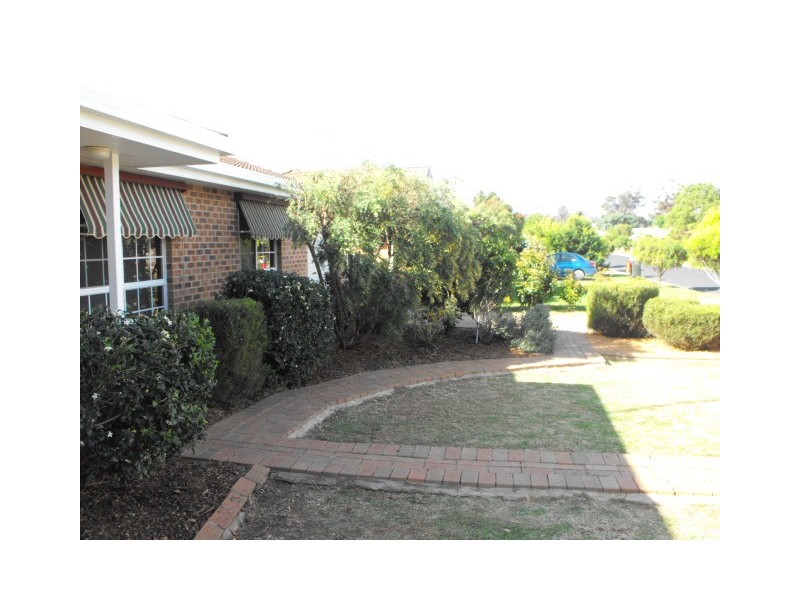 15 Ebelina Cres, Parkes NSW 2870