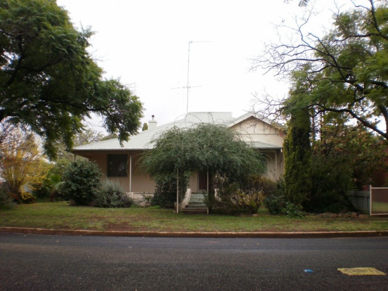 8 Thurlstone Street, Parkes NSW 2870