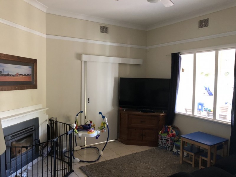 8 Thurlstone Street, Parkes NSW 2870