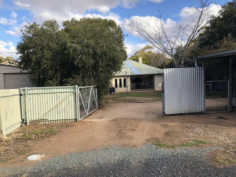 8 Thurlstone Street, Parkes NSW 2870