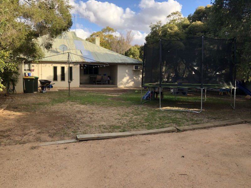 8 Thurlstone Street, Parkes NSW 2870