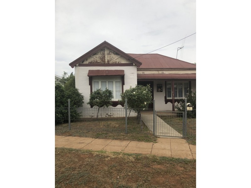 9 Close Street, Parkes NSW 2870