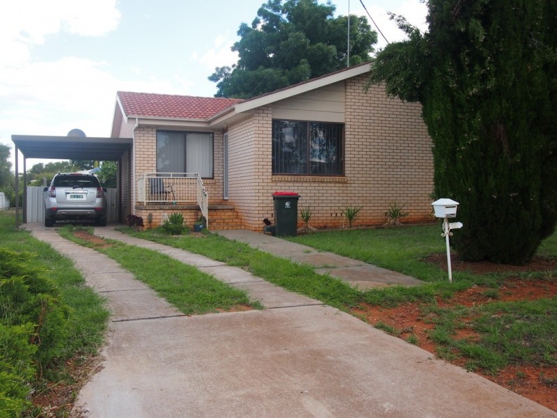 13 Barton Street, Parkes NSW 2870