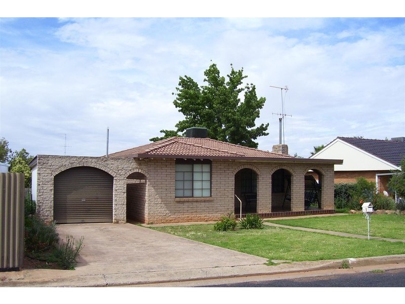 1 Downes Crescent, Parkes NSW 2870