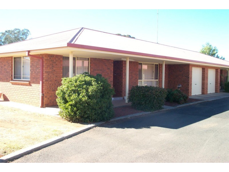 2/16 Ebelina Cres, Parkes NSW 2870
