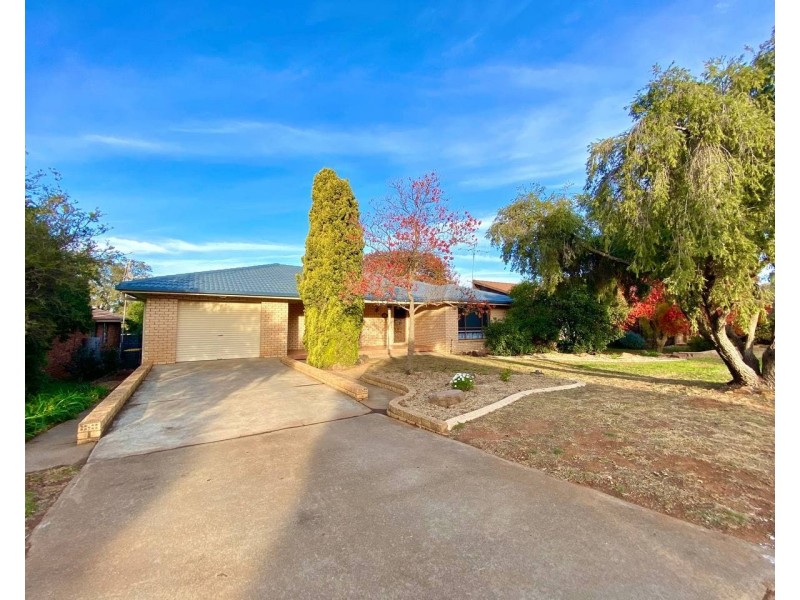 27 Moor Street, Parkes NSW 2870
