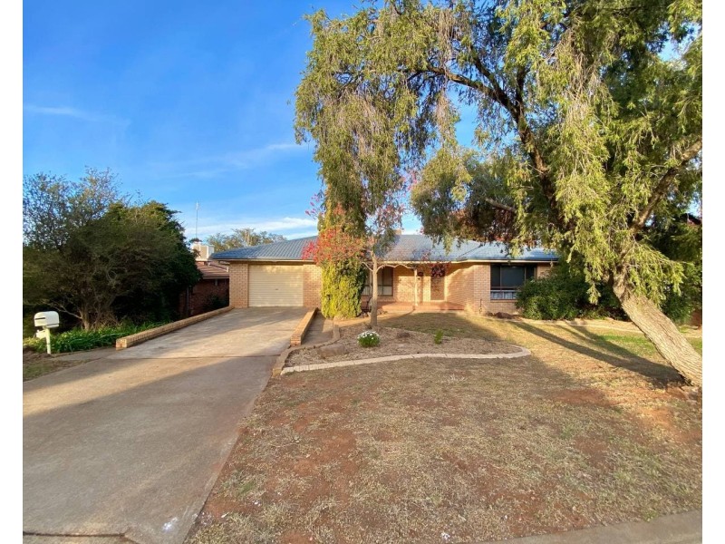 27 Moor Street, Parkes NSW 2870