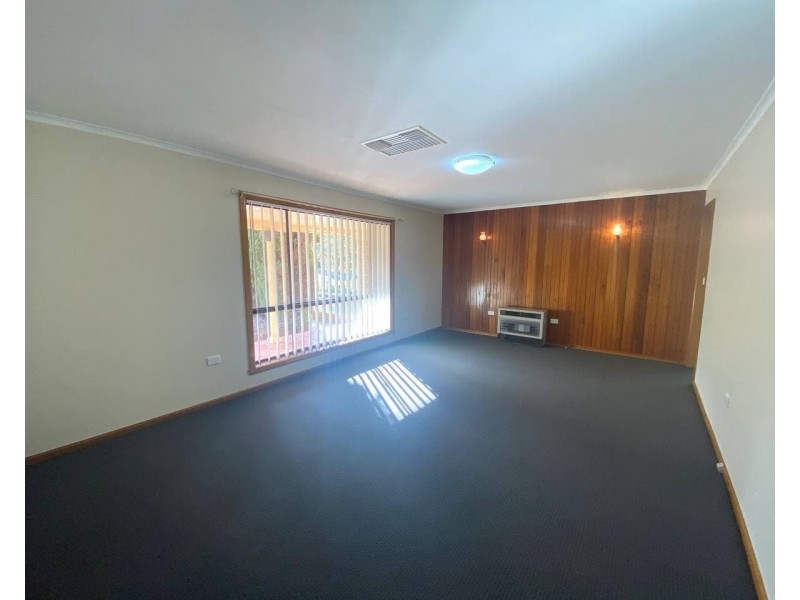 27 Moor Street, Parkes NSW 2870