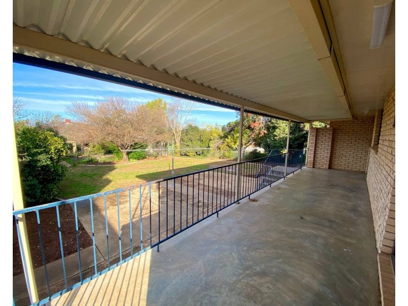 27 Moor Street, Parkes NSW 2870
