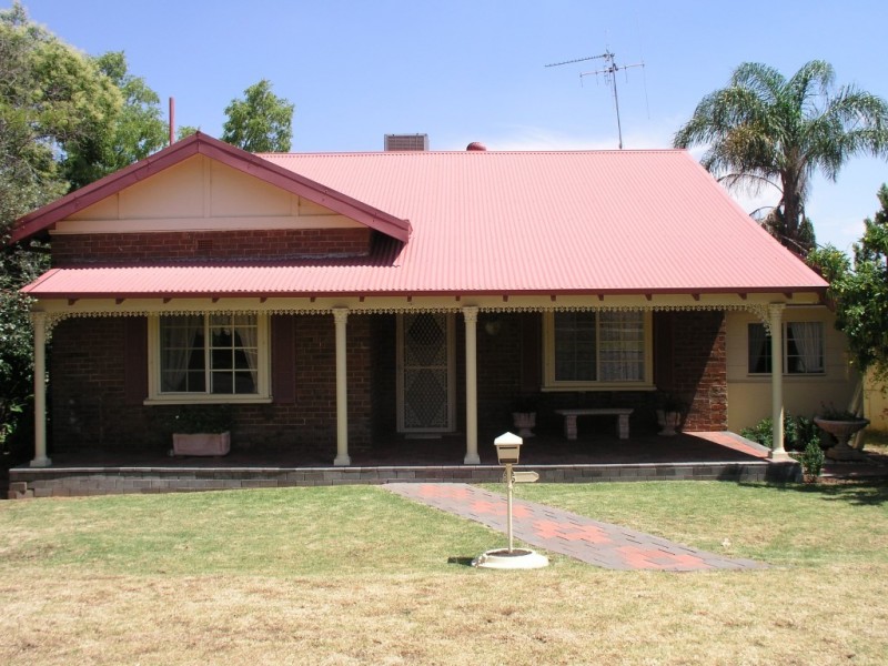 11 Thurlstone Street, Parkes NSW 2870