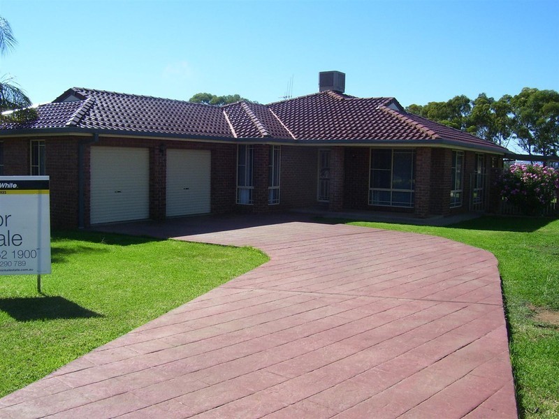 17 Golden Bar Drive, Parkes NSW 2870