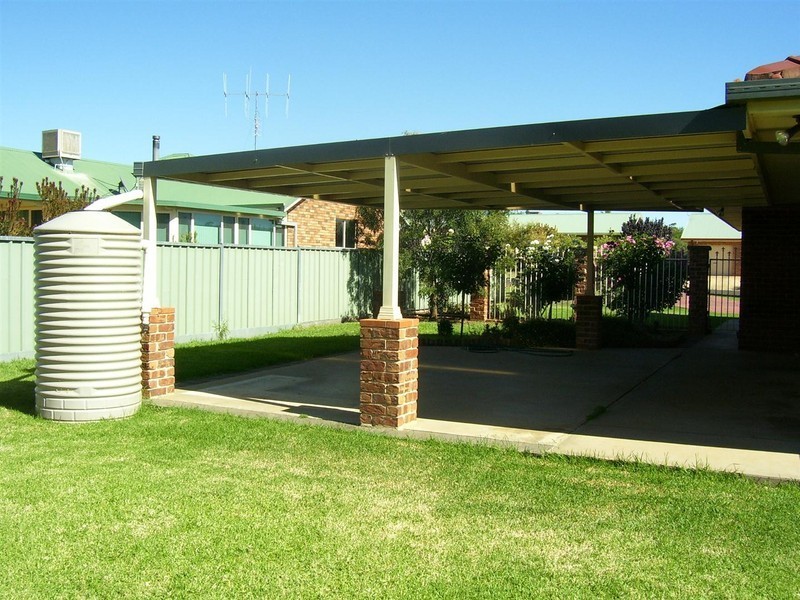 17 Golden Bar Drive, Parkes NSW 2870