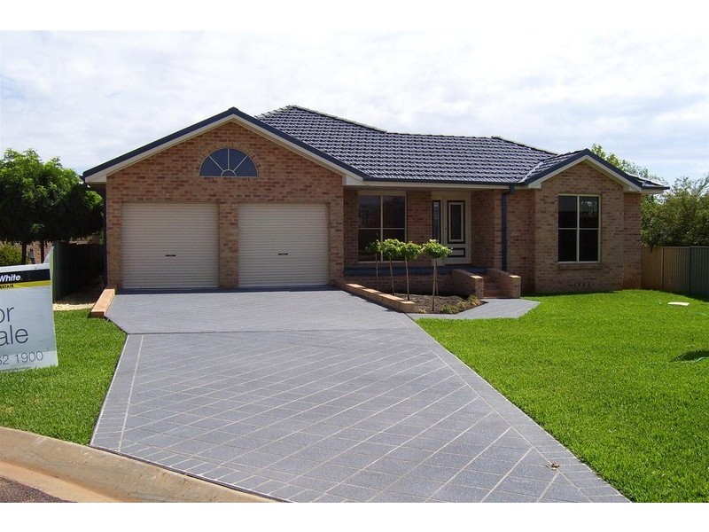 8 Arana Place, Parkes NSW 2870