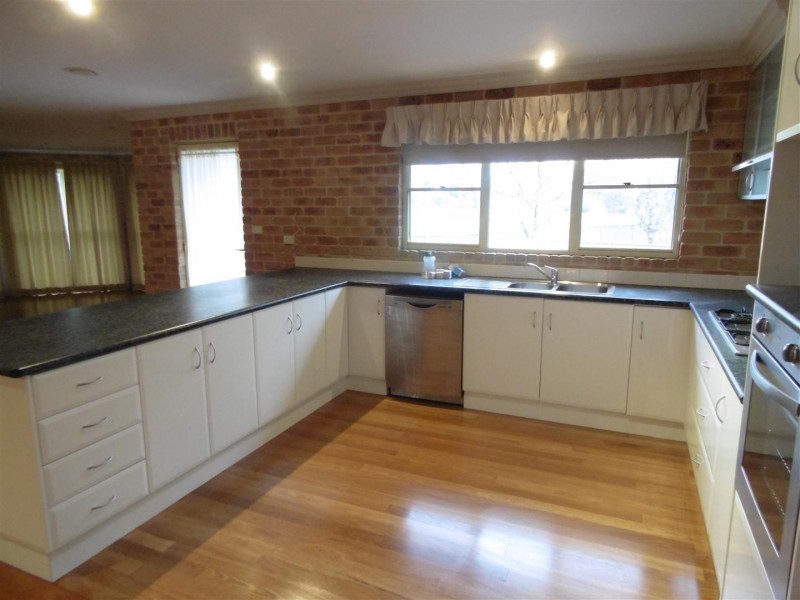 8 Arana Place, Parkes NSW 2870