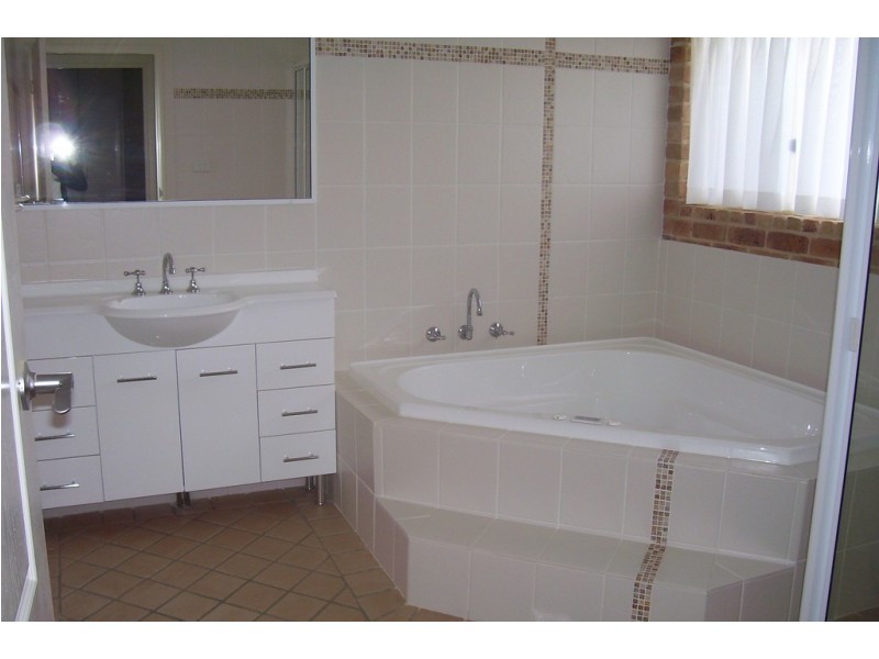 8 Arana Place, Parkes NSW 2870