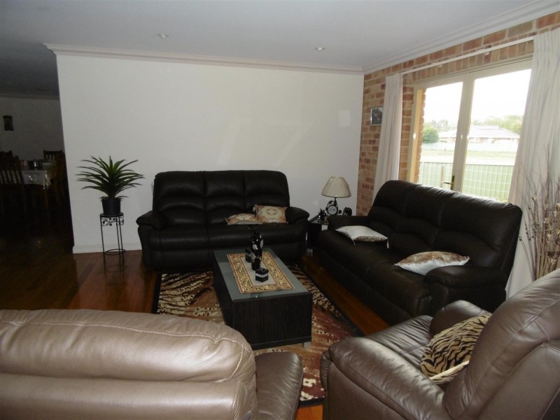 8 Arana Place, Parkes NSW 2870