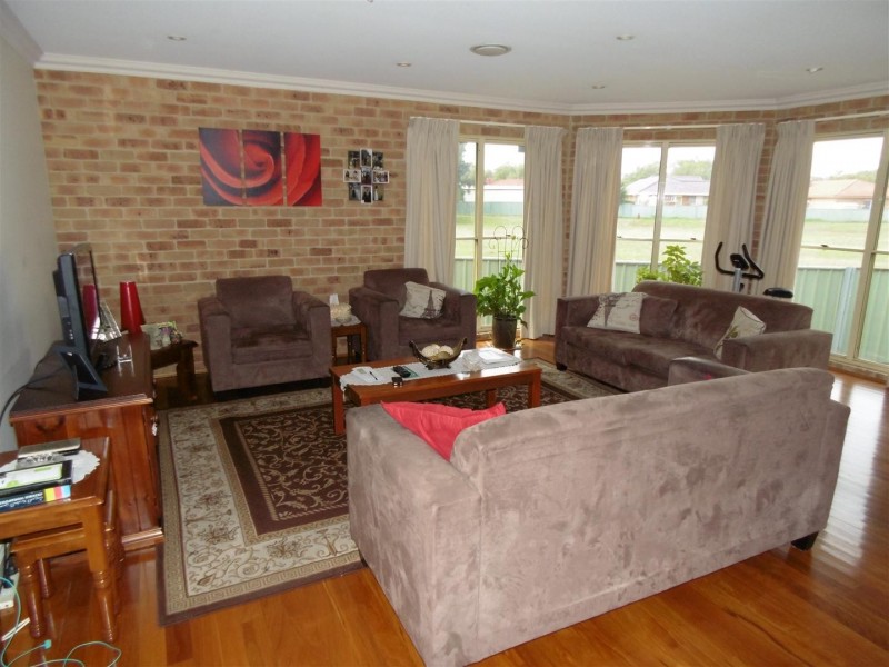 8 Arana Place, Parkes NSW 2870