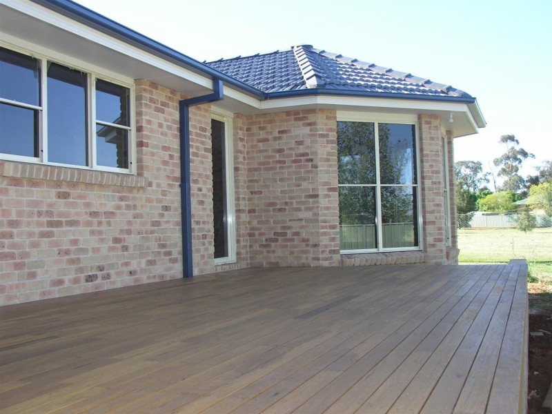 8 Arana Place, Parkes NSW 2870