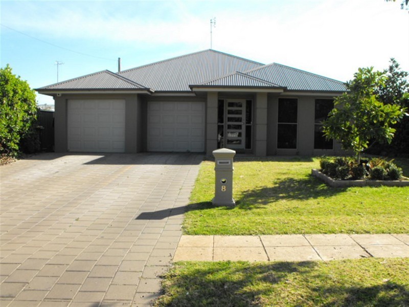 8 Victoria Street, Parkes NSW 2870