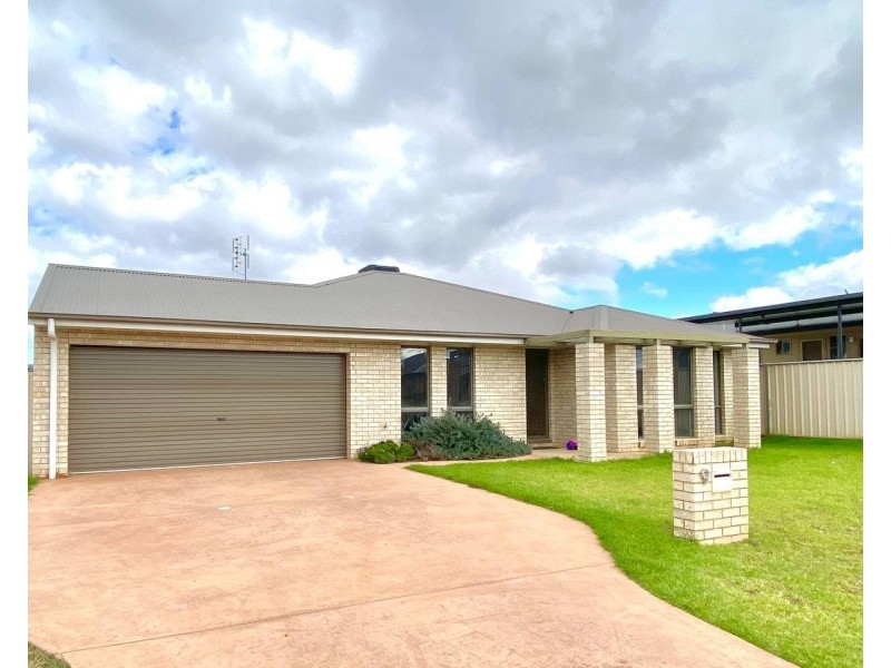9 Monastery Close, Parkes NSW 2870