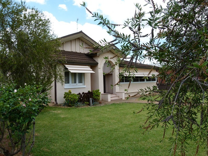 19 Battye Street, Forbes NSW 2871