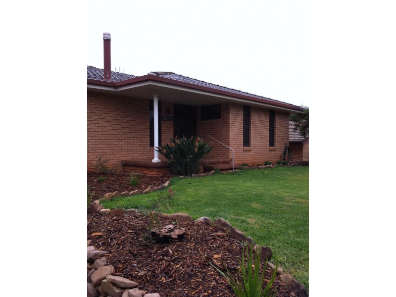 33 Moor Street, Parkes NSW 2870