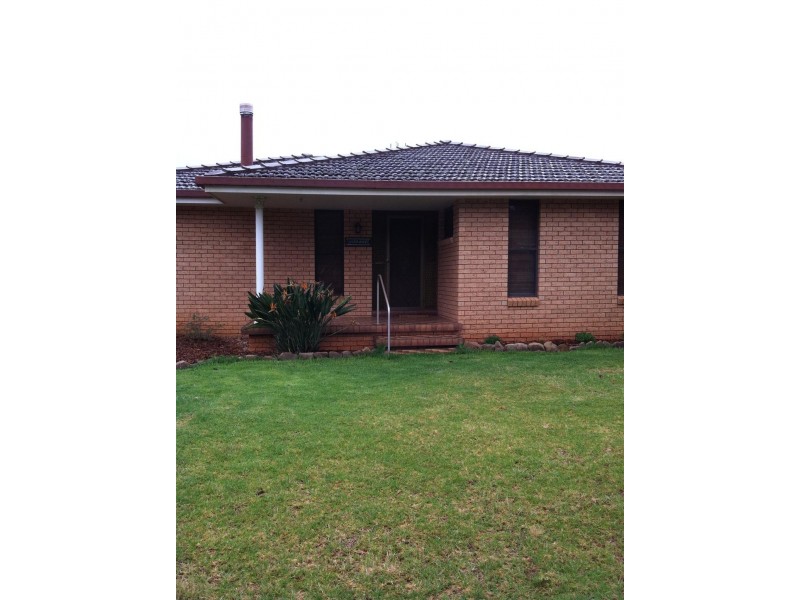 33 Moor Street, Parkes NSW 2870