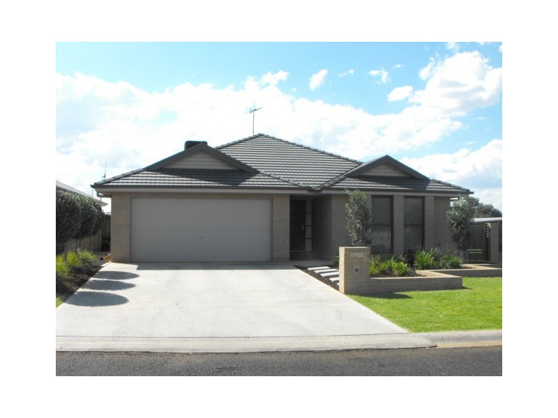 6 Mossgiel Close, Parkes NSW 2870