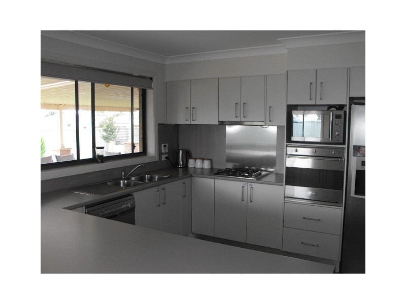 6 Mossgiel Close, Parkes NSW 2870