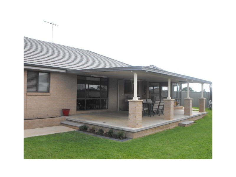6 Mossgiel Close, Parkes NSW 2870