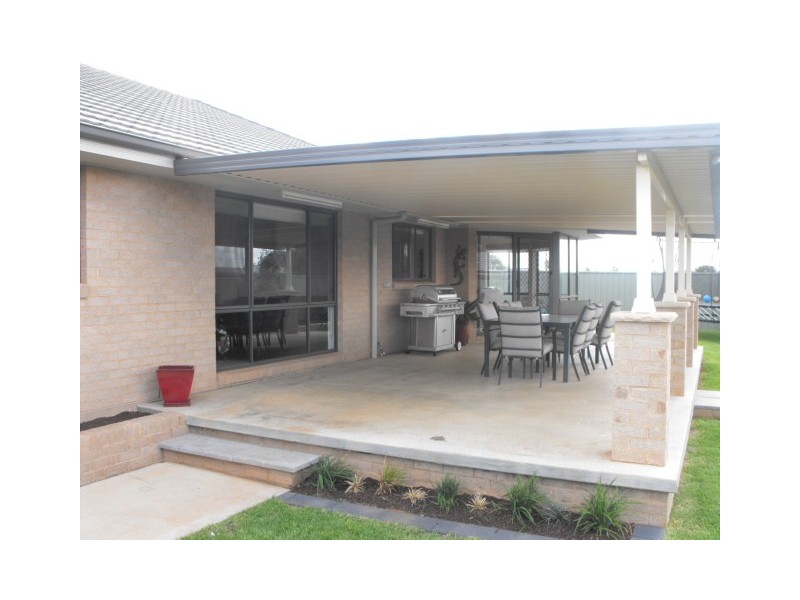 6 Mossgiel Close, Parkes NSW 2870