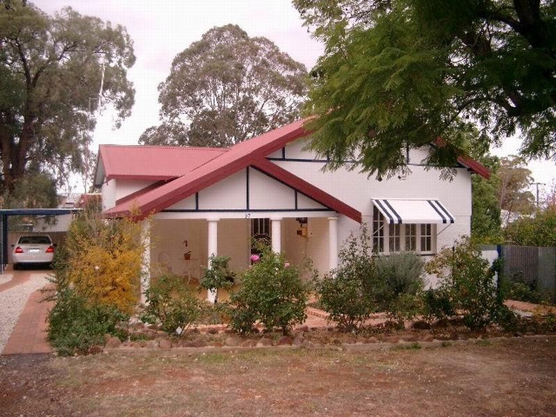 37 East Street, Parkes NSW 2870