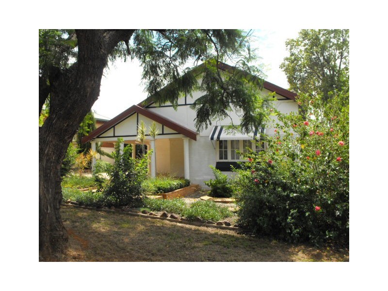 37 East Street, Parkes NSW 2870