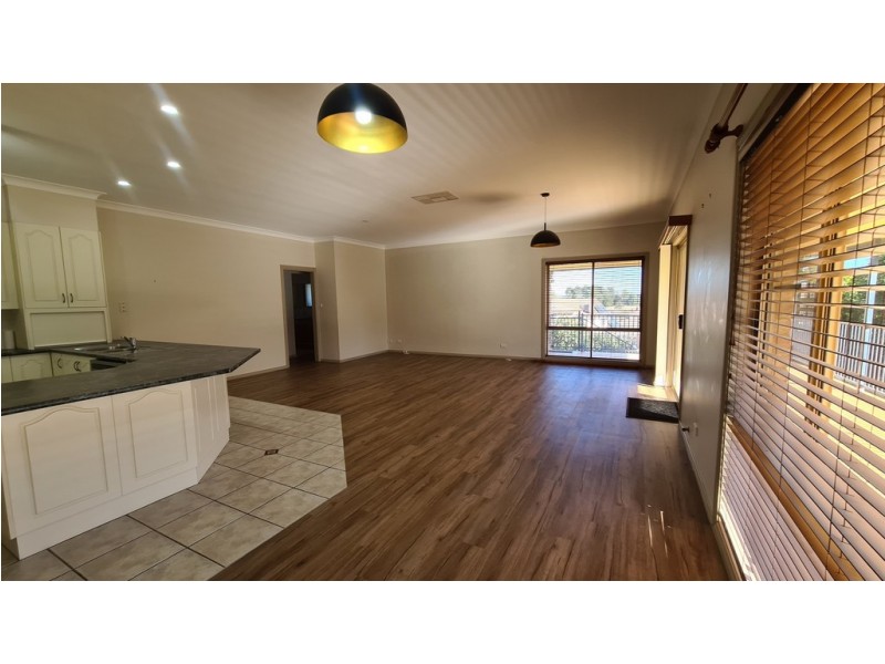 10 Glenburnie Close, Parkes NSW 2870