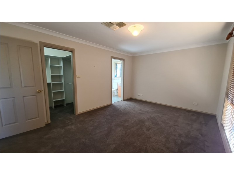 10 Glenburnie Close, Parkes NSW 2870