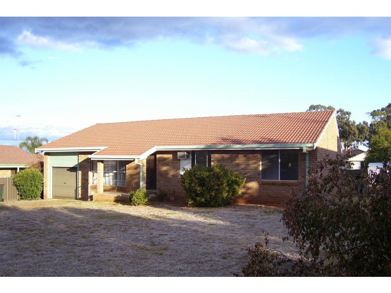 9 BOWDITCH CRES, Parkes NSW 2870