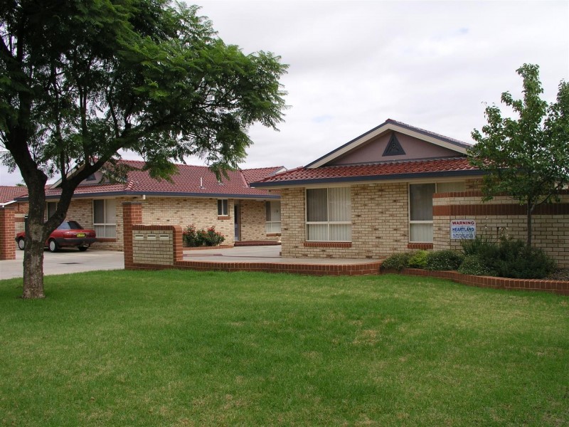 2/44 Brolgan Road, Parkes NSW 2870
