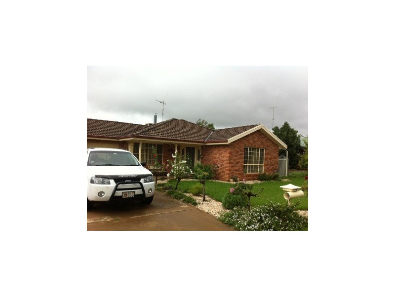28 EBELINA CRS, Parkes NSW 2870